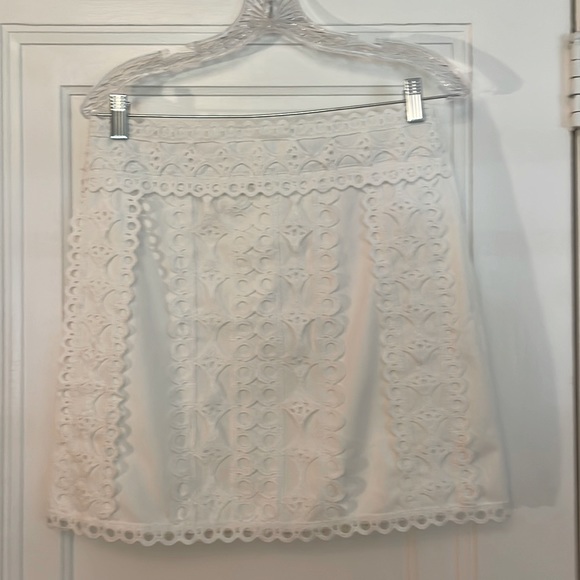 Cute white scalloped edge skirt - Picture 1 of 3